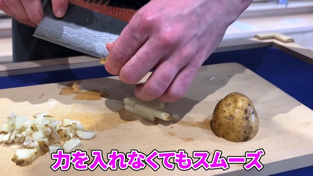 鍛冶屋で包丁の切れ味に驚くフランス人の料理人