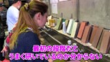 鍛冶屋で包丁の切れ味に驚くフランス人の料理人