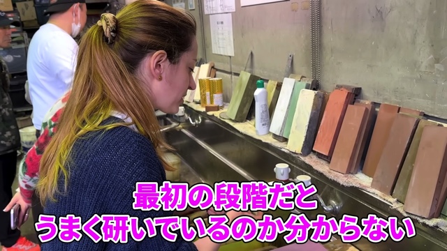 鍛冶屋で包丁の切れ味に驚くフランス人の料理人