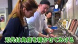 鍛冶屋で包丁の切れ味に驚くフランス人の料理人