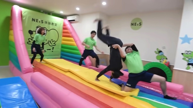 見事なバク転を見せる江頭