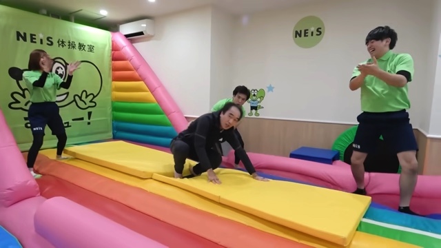 見事なバク転を見せる江頭