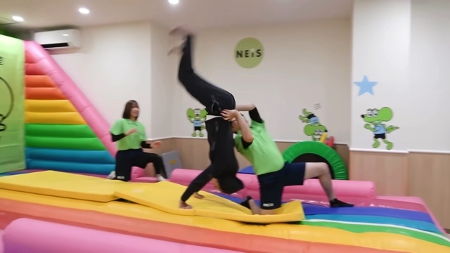 見事なバク転を見せる江頭