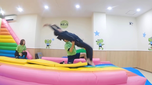 見事なバク転を見せる江頭