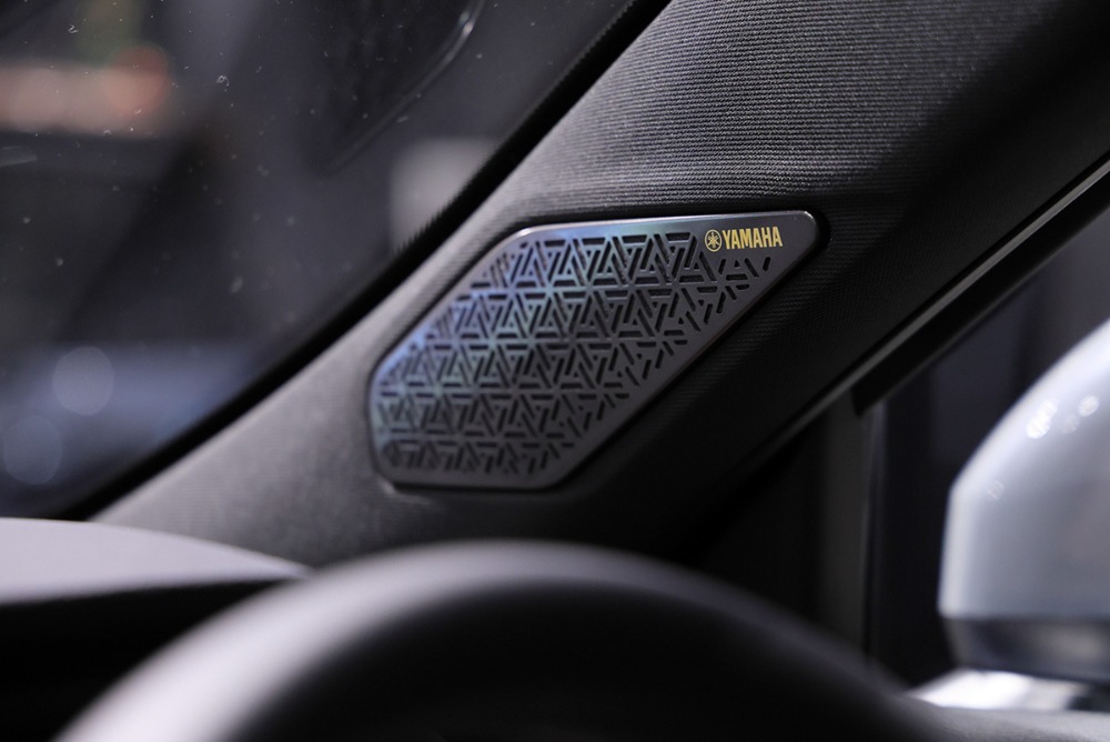 スピーカーに施された「YAMAHA」のロゴマーク