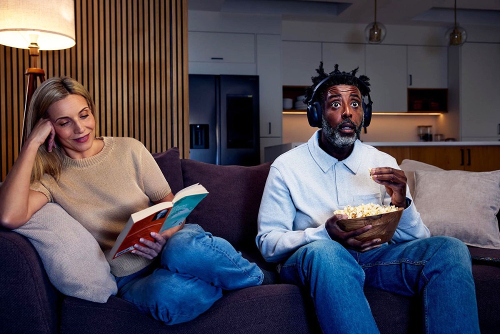 ゼンハイザーが考えるリビングでの『RS 275』の使用イメージ