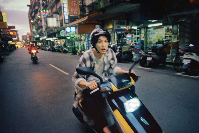 俳優・町田啓太、台北でスクーターを運転　活動15周年アニバーサリーフォトブック発売決定