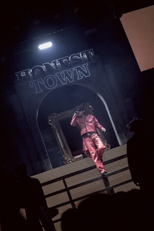 EXILE NAOTO、エンタテイメントを鮮やかに彩る“町長”に　SWAYやKID PHENOMENONと魅せた『HONEST TOWN』初日