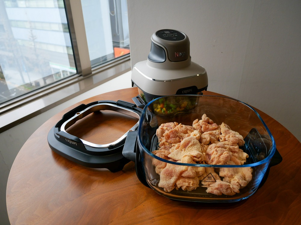 大サイズのコンテナでは鶏もも肉の唐揚げ