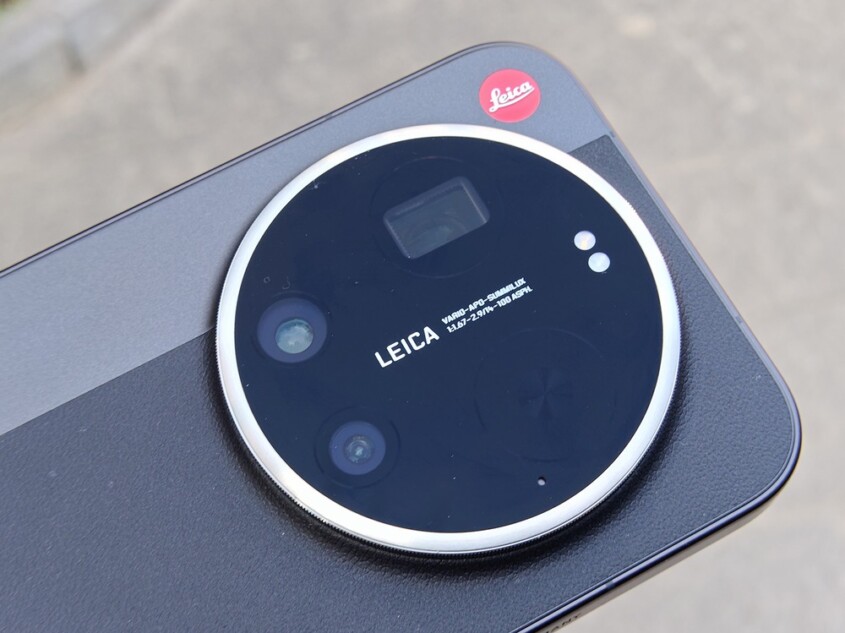 カメラ・赤い「LEICA」ロゴ