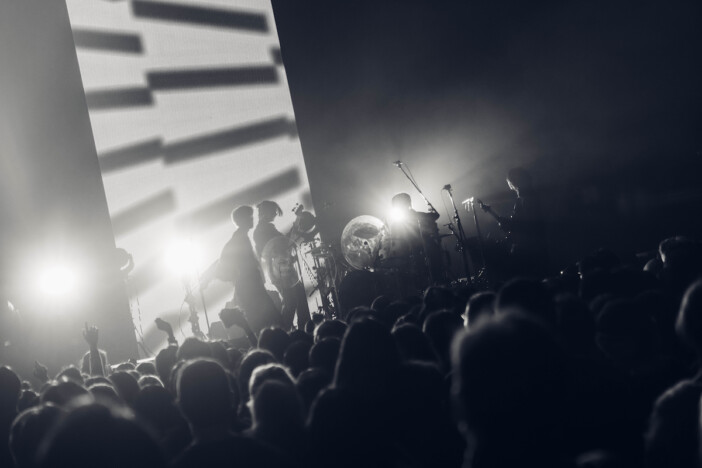 LET ME KNOW「本気で音楽やってる」ーーアーティストとしてのプライドを滲ませたステージ 挫折を経た3人が示す“道標”