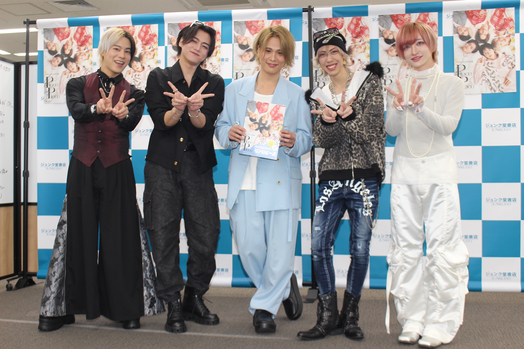 リアルピース、写真集発売記念イベント開催