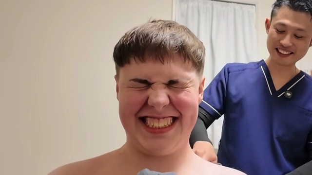 日本の整体に衝撃を受ける外国人YouTuber