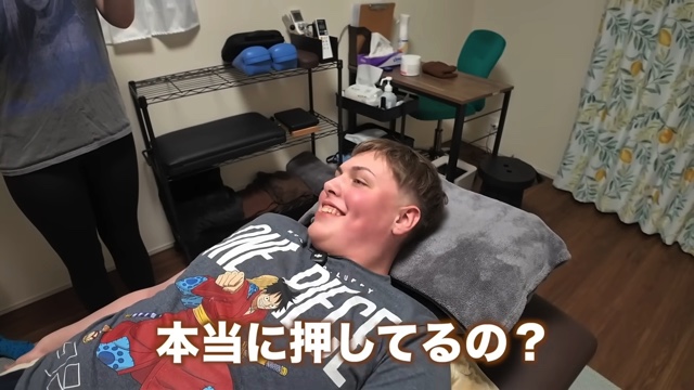 日本の整体に衝撃を受ける外国人YouTuber
