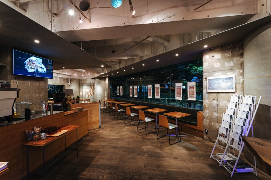 『REAL [UN]REAL ESTATE』