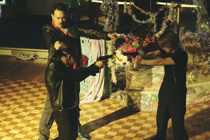 佐久間大介×中本悠太×青柳翔が銃撃アクション　『スペシャルズ』本編映像＆新場面写真