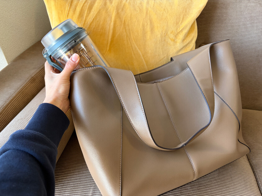カバンにスムージーを入れる様子