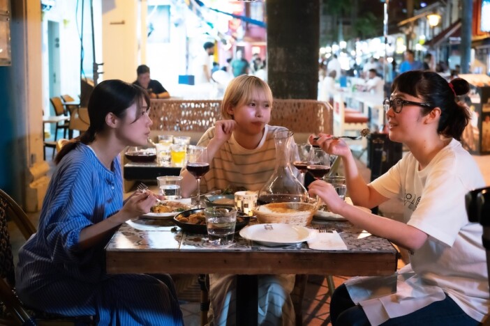 有村架純×黒木華×南沙良が笑顔で語らう　『マジカル・シークレット・ツアー』場面写真公開