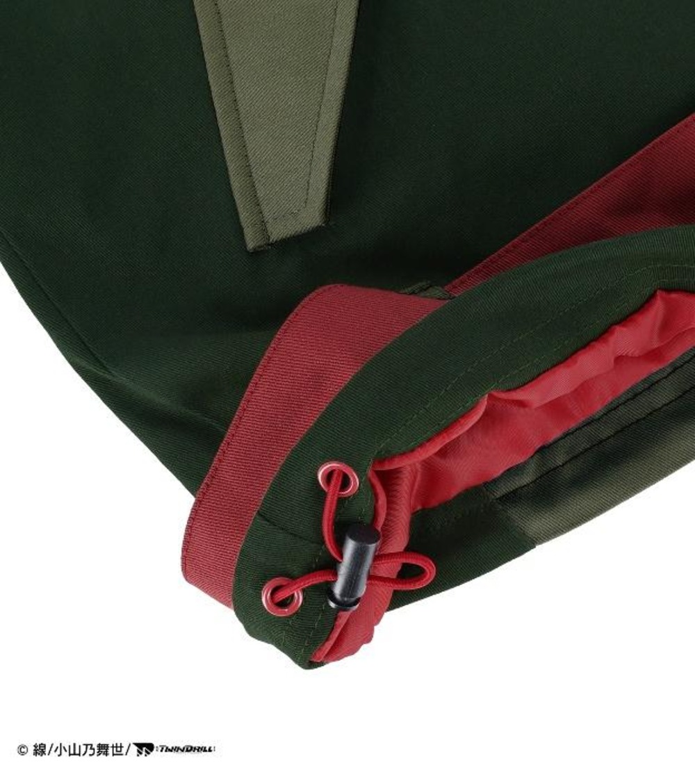 裾には衣装を再現したベルト