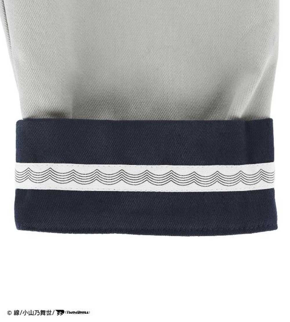 服の袖裏に衣装をイメージした「五線譜」がプリントされたテープ