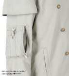 右袖には小物を入れられる便利なMA-1風ジップポケット