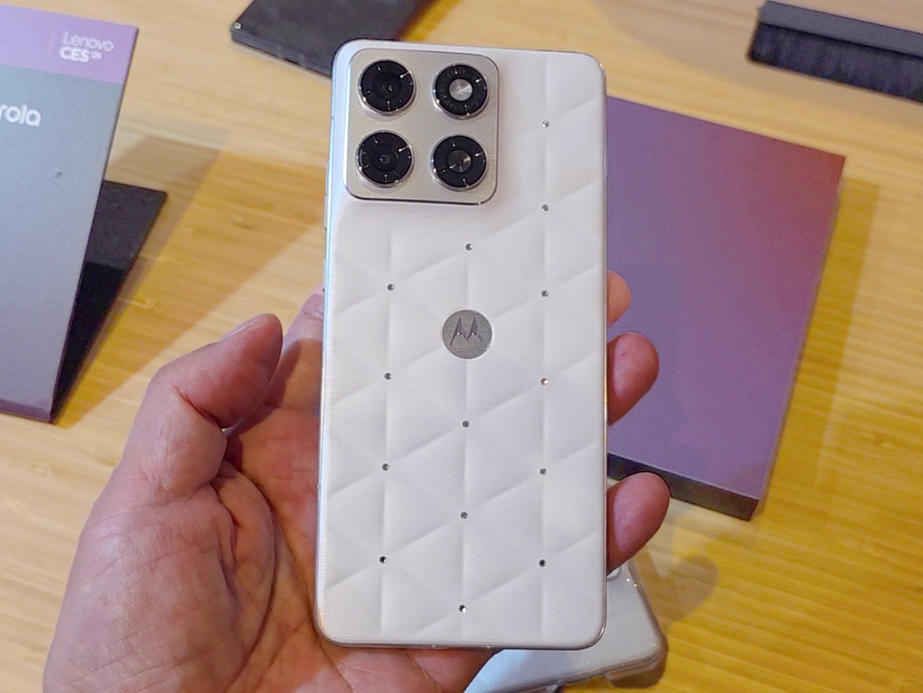 モトローラ×スワロフスキーのコラボスマホ