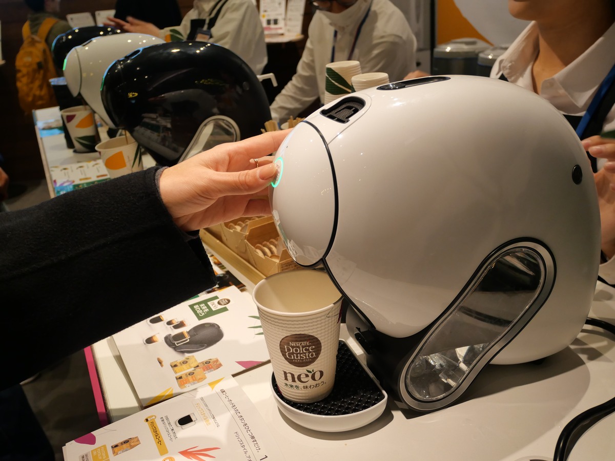 ポッド上部にある光っているボタンを押している様子