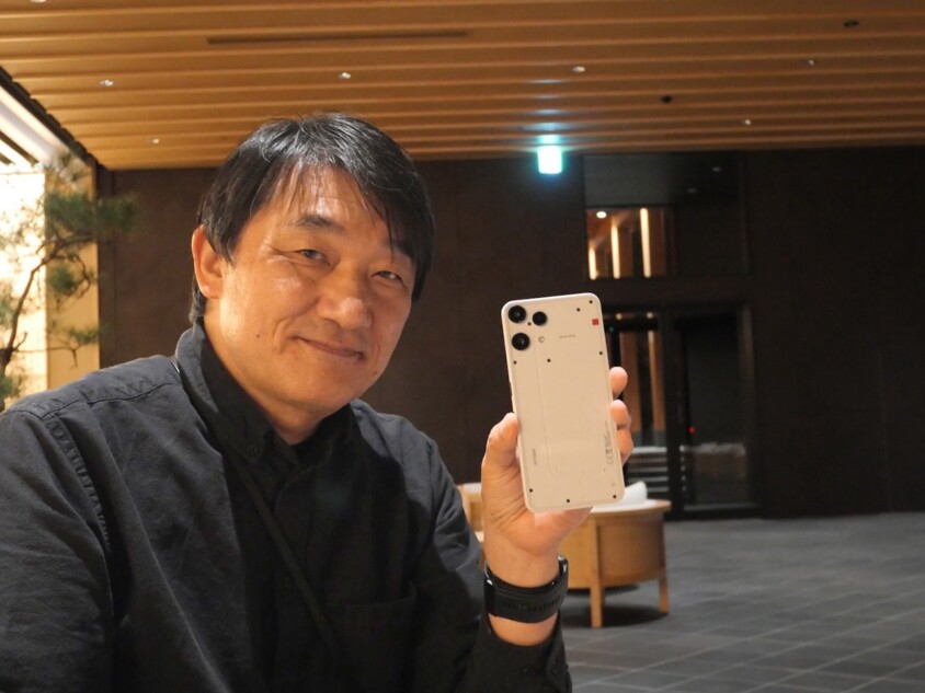 『Nothing Phone (3a) Lite』を持っている様子