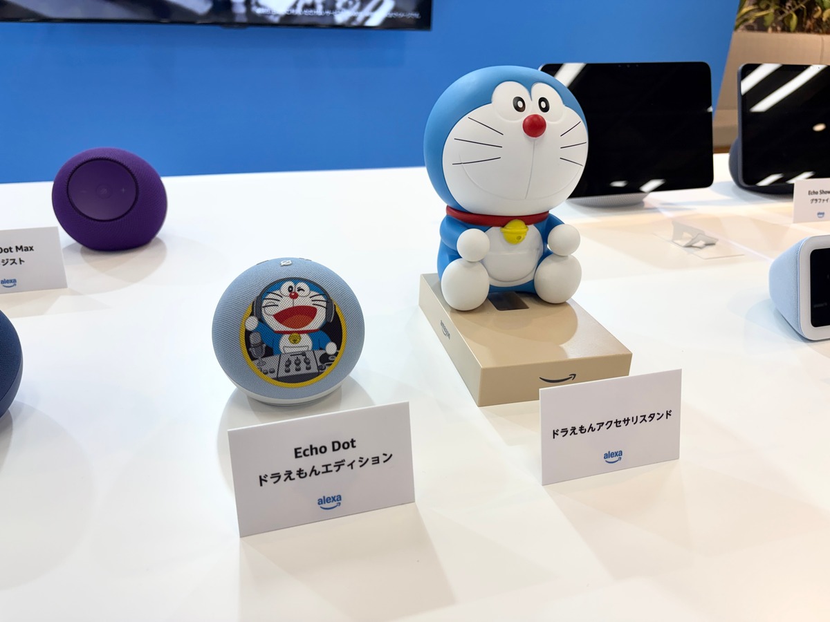 右側がドラえもんスタンド。手前にスピーカーを設置する。