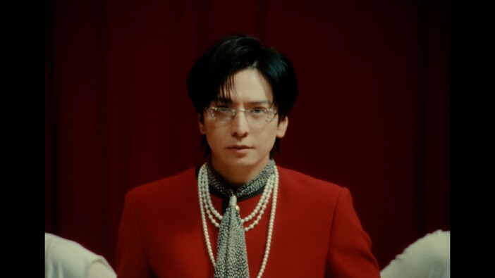 生田斗真、デビュー曲「スーパーロマンス」MV場面写真公開　1980年代の世界観を漂わせる衣装まとう