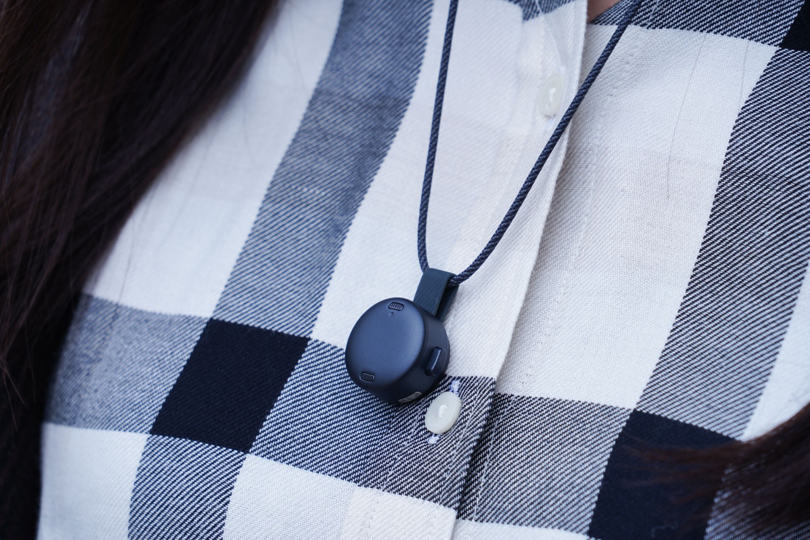 付属のネックレスチェーンを使っている様子