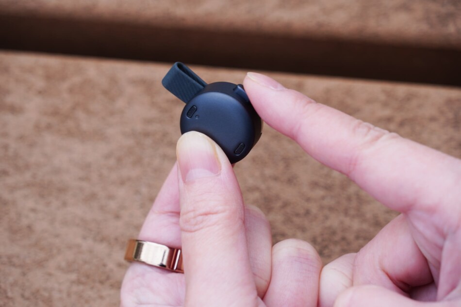 物理ボタンで押す様子