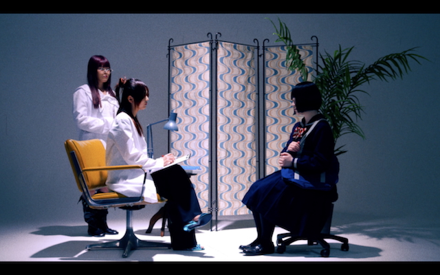 「調子に乗っちゃって」MVより