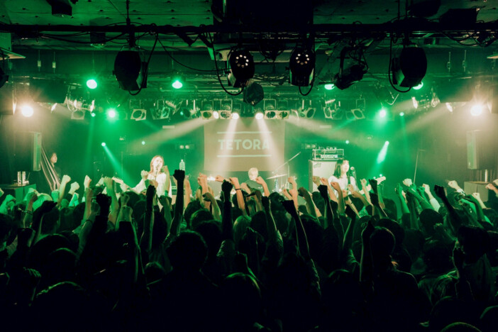 TETORAがライブで示す言葉をダイレクトに届けることの大切さ 満員のオーディエンスと共鳴した“事件みたいな夜”
