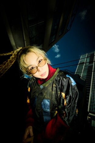 AI、最新曲「ラッキーアイラブユー」MESSが監督務めるMVプレミア公開 ティザー映像も