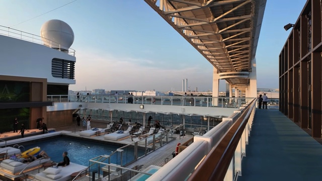 スーツが紹介するクルーズ船『飛鳥Ⅲ』の様子