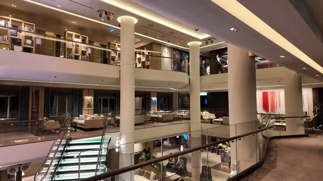 スーツが紹介するクルーズ船『飛鳥Ⅲ』の様子