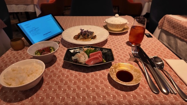 スーツが紹介するクルーズ船『飛鳥Ⅲ』の様子