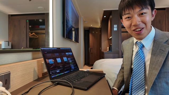 スーツが紹介するクルーズ船『飛鳥Ⅲ』の様子