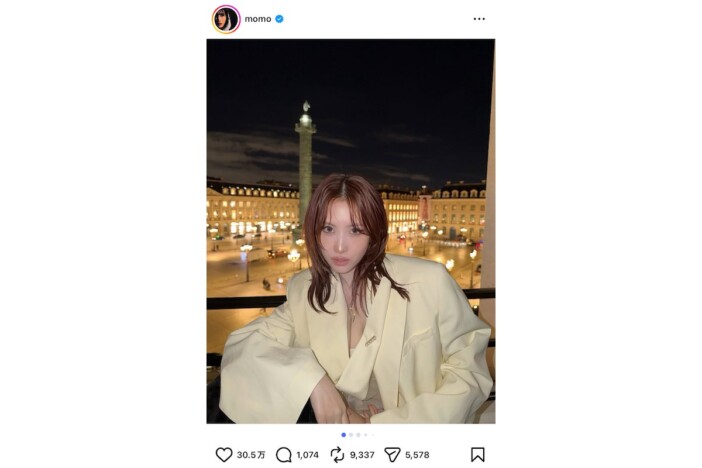 TWICE MOMO、パリの夜景をバックに上品なジャケット姿　大人っぽい着こなしに「綺麗過ぎて見惚れます」