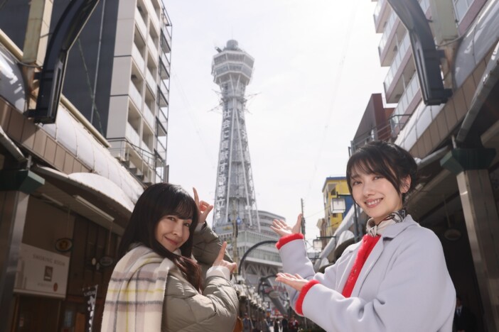 波瑠＆麻生久美子が通天閣前で記念撮影　『月夜行路』大阪ロケでのオフショット公開