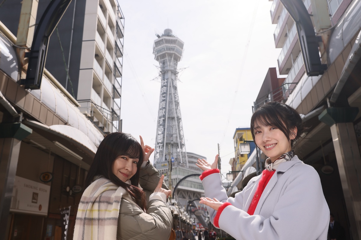 波瑠×麻生久美子、通天閣前でオフショット