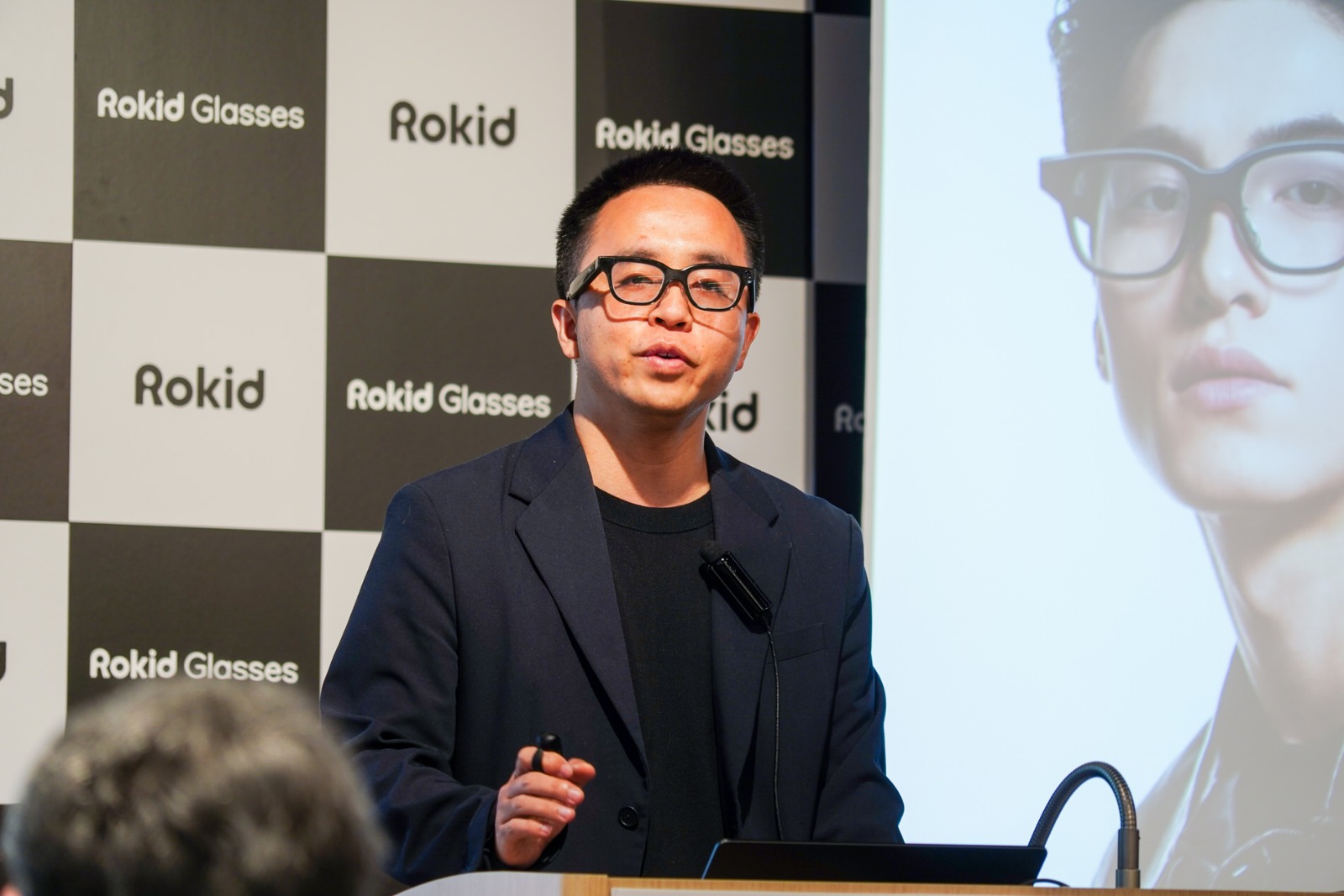 製品を装着して登壇したRokid Inc. Golobal General ManagerのZoro Shao氏