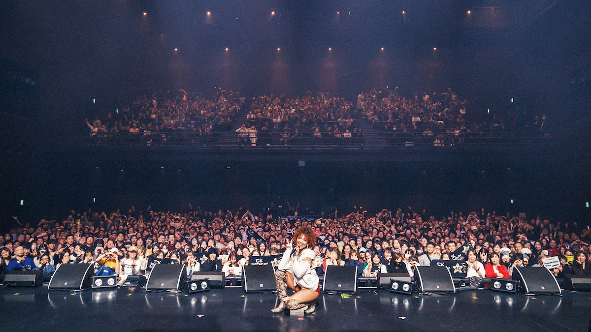 Crystal Kay、愛に満ちた40歳の誕生日ライブ　JO1 金城碧海、Zeebra、Mummy-D……豪華ゲスト満載の煌びやかな一夜にの画像1-1