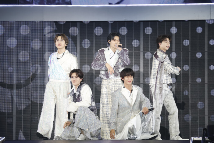 M!LK、観る者を笑顔にする圧巻のエンタメショー　満員の代々木体育館を“SMILE POP”に染めたツアーファイナル　