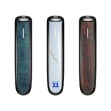 左から、「開化堂」の茶筒のテクスチャーを表現した『緑青』、九谷焼の窯元「上出長右衛門窯」の湯呑みに金継ぎを加えた『金継』、ブラジリアンローズウッドをモチーフにした『ローズウッド』の全3種