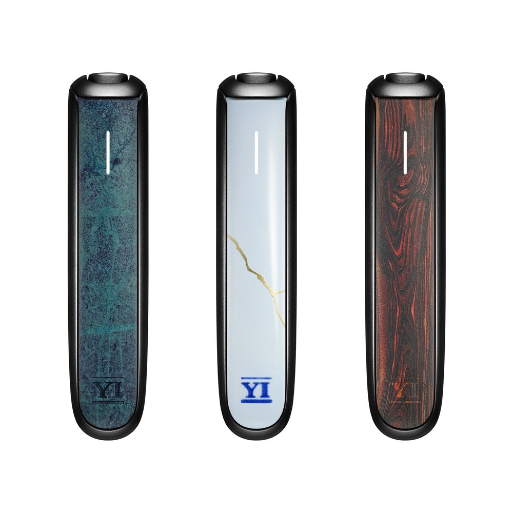 左から、「開化堂」の茶筒のテクスチャーを表現した『緑青』、九谷焼の窯元「上出長右衛門窯」の湯呑みに金継ぎを加えた『金継』、ブラジリアンローズウッドをモチーフにした『ローズウッド』の全3種