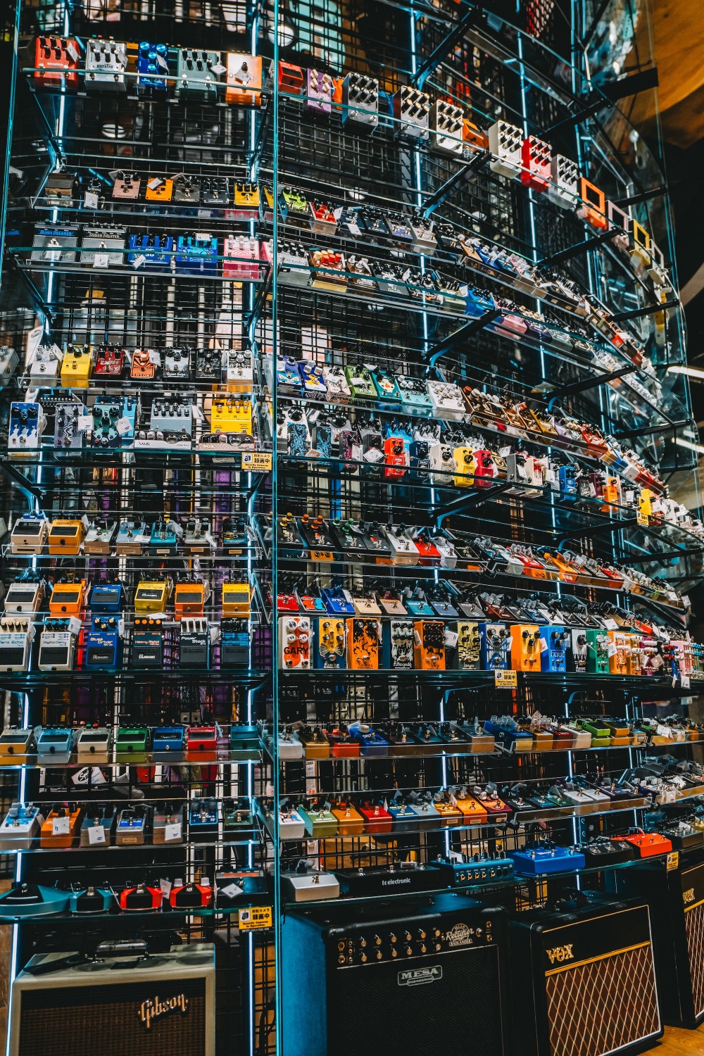 2,000台規模のエフェクターペダルが並ぶ 「ペダルタワー」