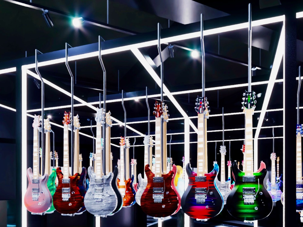 国内初の吊り下げによるギターの立体展示（３D型展示）