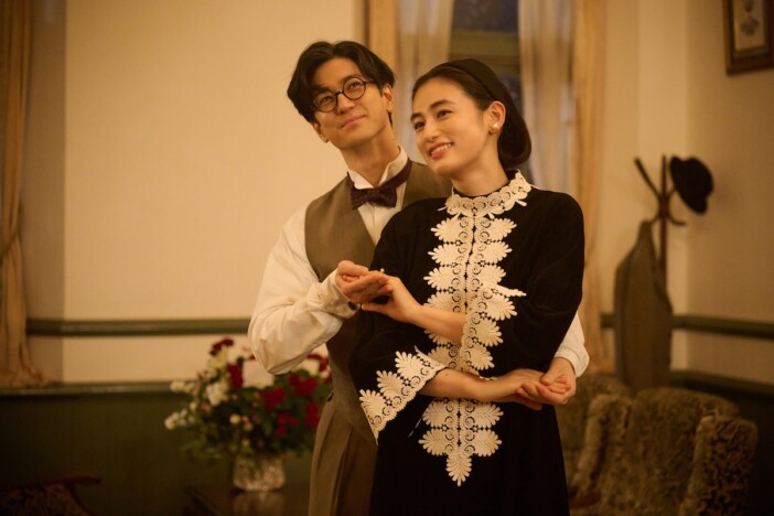 八木莉可子と中島裕翔がしっとりとダンス 『森英恵 Butterfly beyond』場面写真公開
